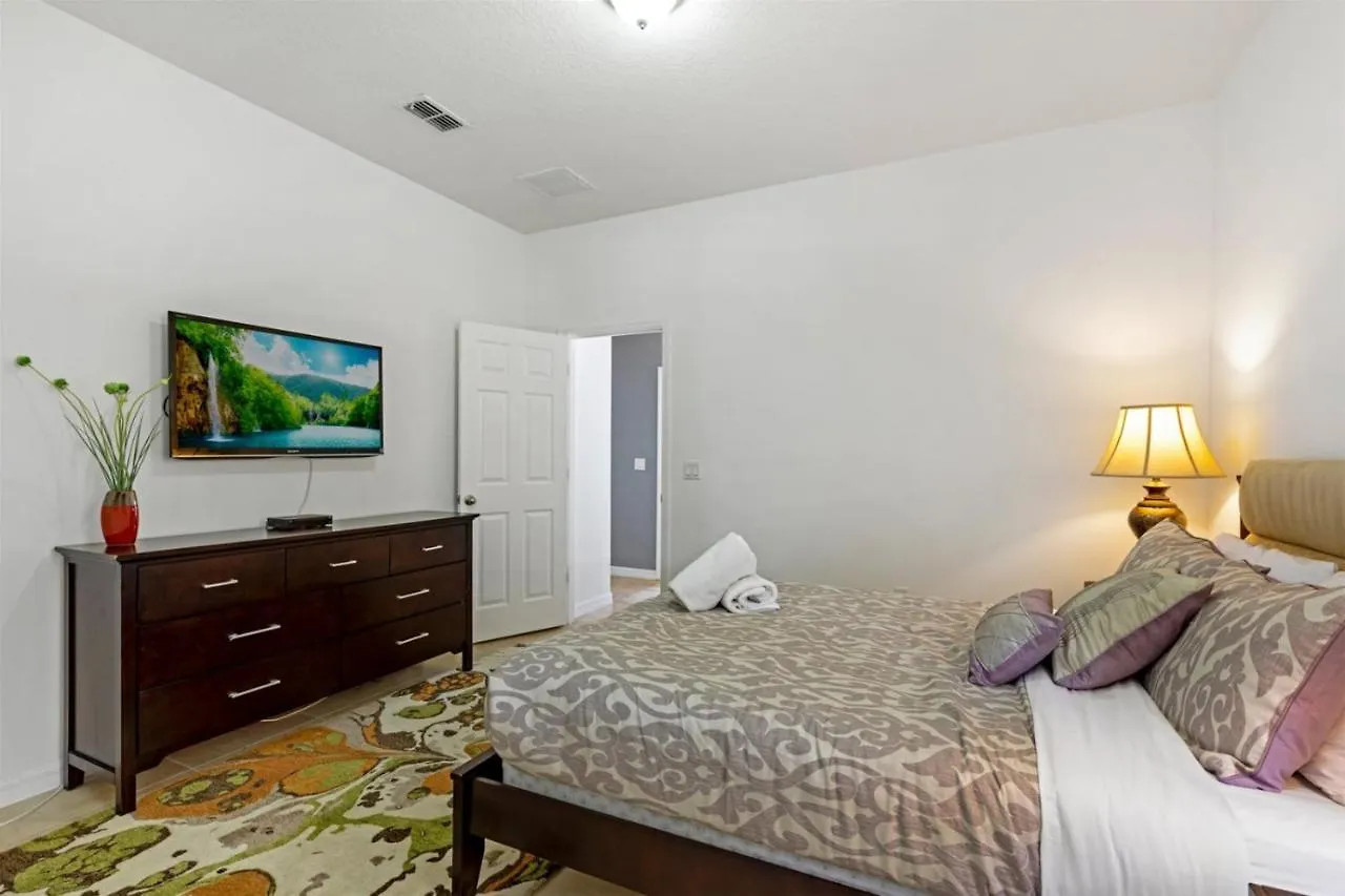 Fabulous Large 6 Bed Home With Extended Deck, Private Pool And Spa And Conservation View Davenport 0*,
